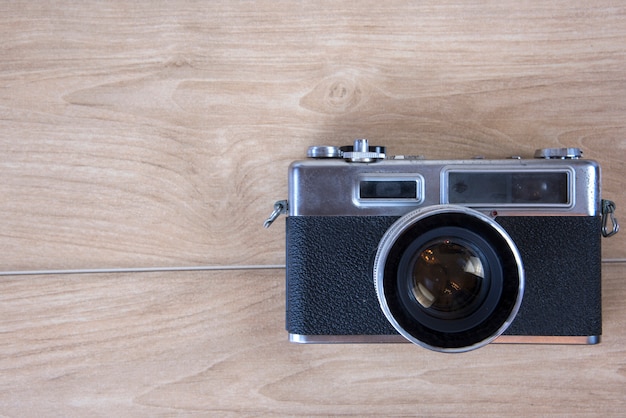 Vintage camera geplaatst op een houten vloer