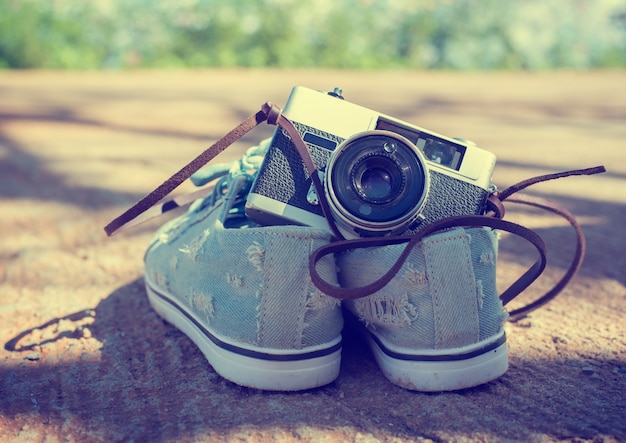 Vintage camera isolare con le scarpe da ginnastica