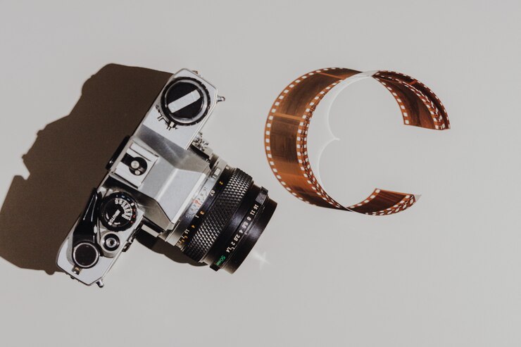 Foto vintage camera met 35 mm filmstrip