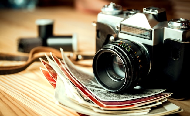 Vintage camera op een houten tafel