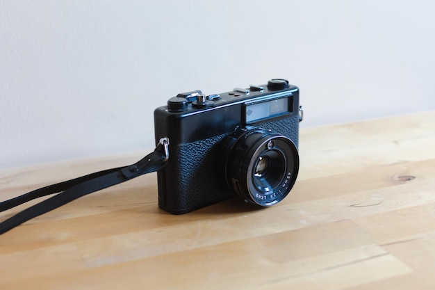 Vintage camera op een houten tafel