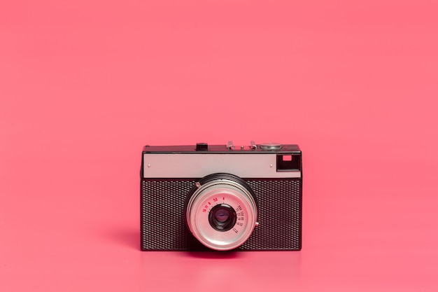 Vintage camera op roze vooraanzicht