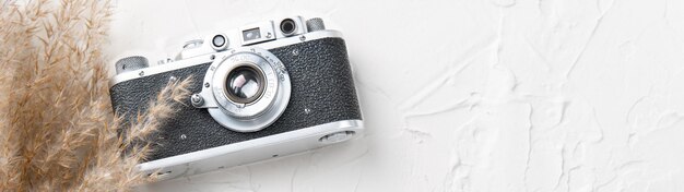 vintage camera op witte gestructureerde achtergrond banner vrije ruimte voor tekst