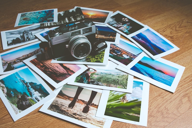 Фотография старый фотоаппарат с отпечатками