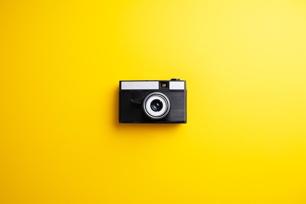 Photo vintage camera over yellow background