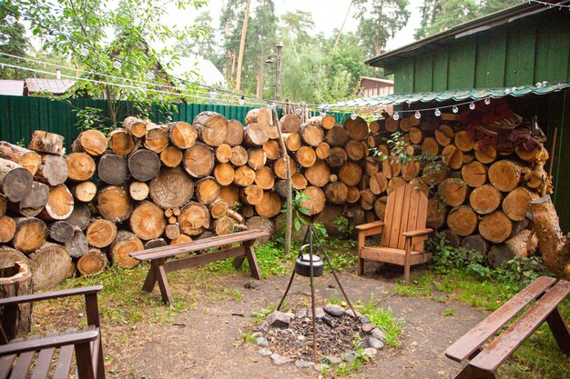 Bollitore da campeggio vintage sul fuoco aperto nella foresta estiva