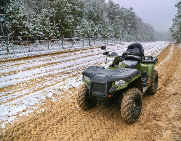 Photo vintage car on field during winter