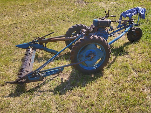 Photo vintage car on field