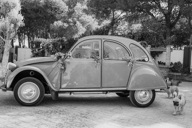 Foto un'auto d'epoca dell'anno 2000 mostra l'auto in una foto in bianco e nero.