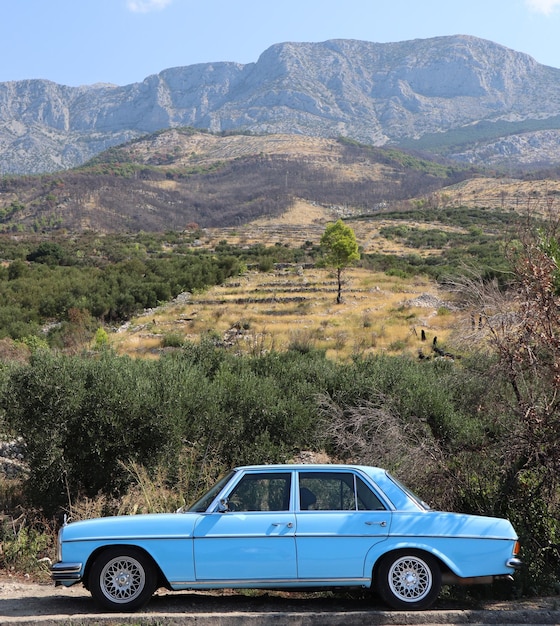 Foto auto d'epoca a terra