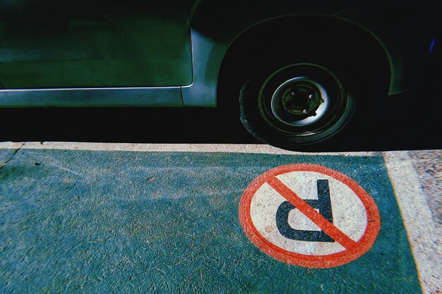 Photo vintage car parked at no parking sign