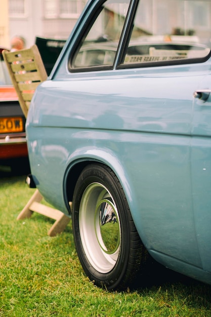 写真 フィールドに駐車したヴィンテージカー