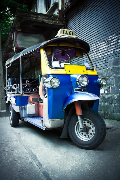 Photo vintage car parked on street