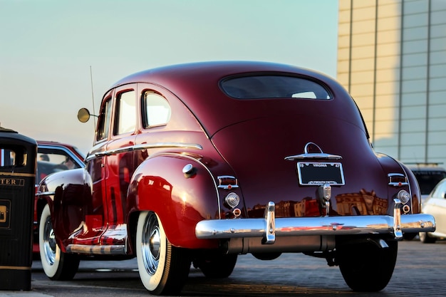 Photo vintage car parked on street