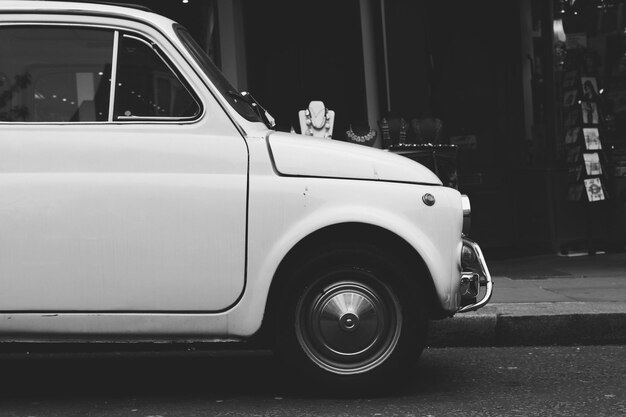 Foto auto d'epoca parcheggiata in strada