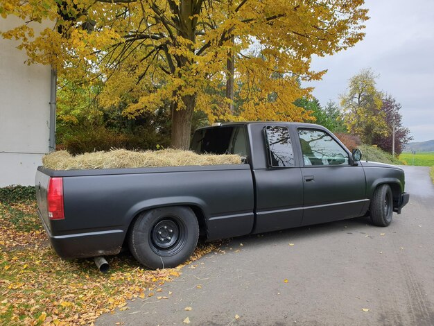 Photo vintage car on road during autumn