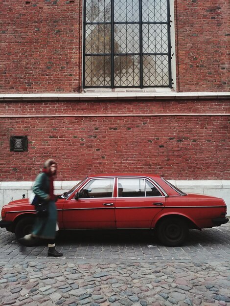 Foto auto d'epoca in strada contro un edificio in città