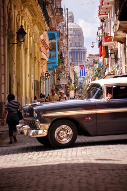 Foto auto d'epoca in strada contro gli edifici in città