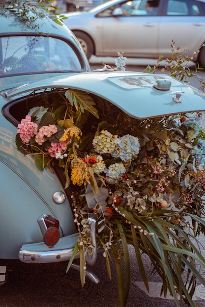 Foto auto d'epoca con i fiori