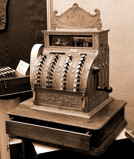 Photo vintage cash register on desk