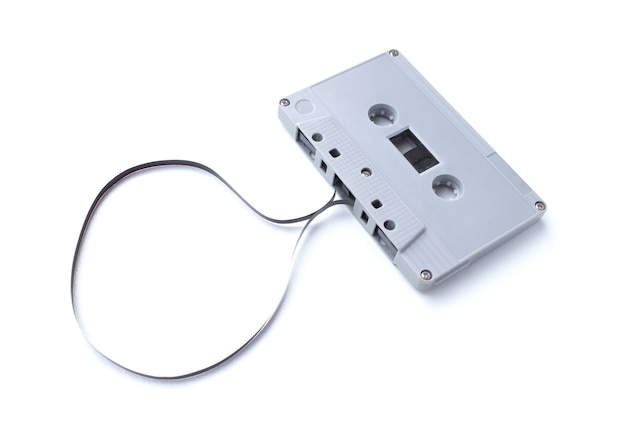 白い表面に分離されたビンテージカセットテープ
