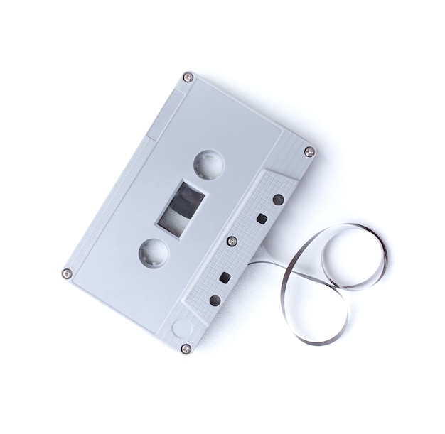 白で隔離されるビンテージカセットテープ