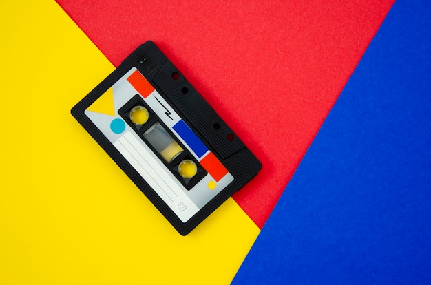 写真 コピースペースで鮮やかな背景のビンテージカセットテープ