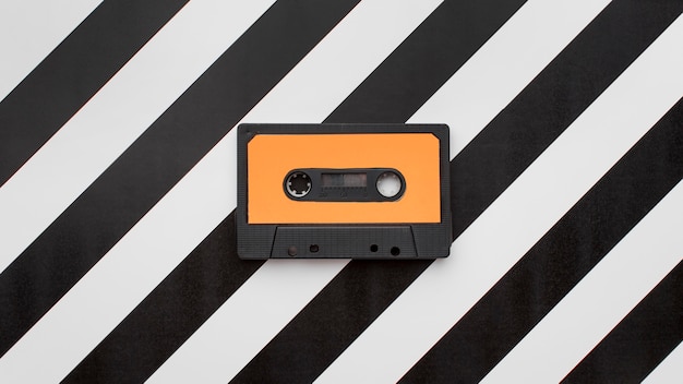 Foto vintage cassettebandje op gestreepte achtergrond