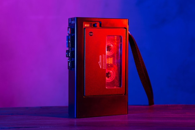 Vintage cassettespeler in neonlicht 80s 90s advertentiestijl disco party nostalgie concept