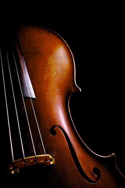 Photo vintage cello on black background