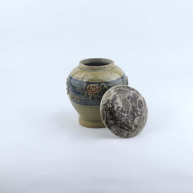 白い背景に分離されたヴィンテージの陶製の花瓶