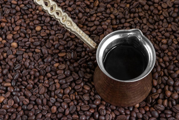 写真 コーヒー豆の上に立ってヴィンテージcezve（トルココーヒー）