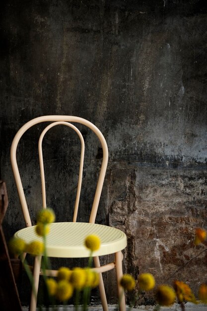 Photo vintage chair by a cement wall