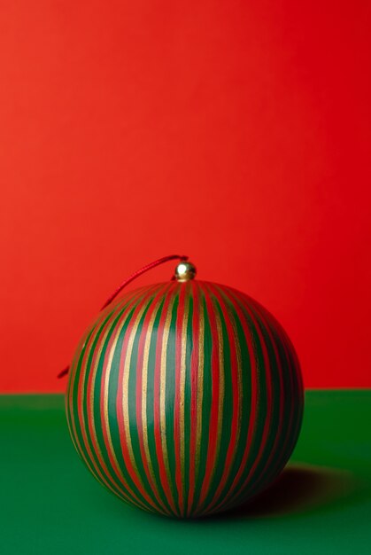 Photo vintage christams ball ornament decoration on green table with vivid red