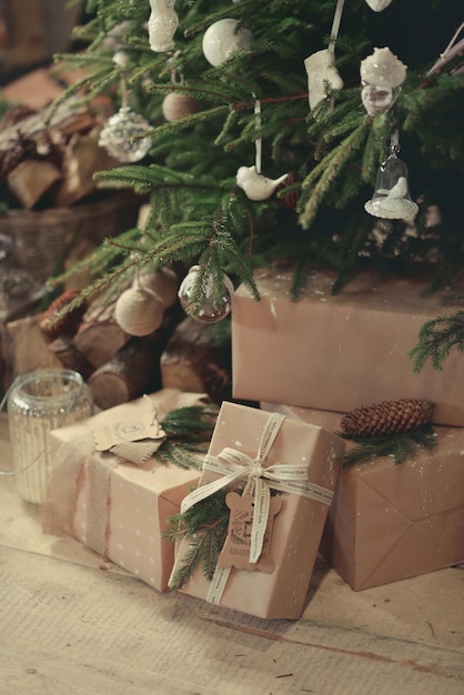 ヴィンテージのクリスマスの装飾、クリスマスのレトロなスタイルのインテリア