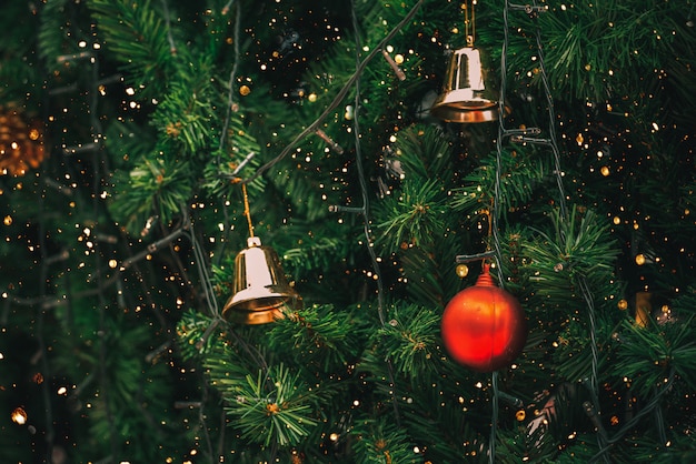Винтажная новогодняя елка с украшением шара и эффектом фильтра блеска.