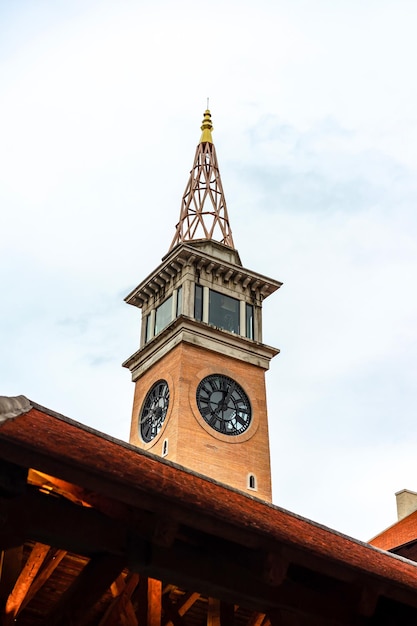 Photo vintage classic brick clock tower with the sky background