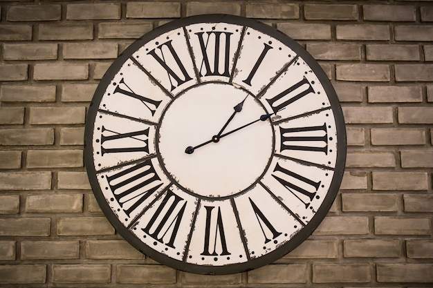 Photo vintage clock on brick wall