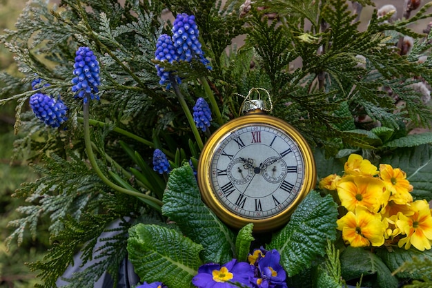 ヴィンテージの時計の装飾と春の花の装飾の構成