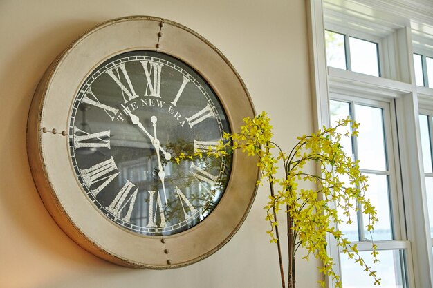 Vintage Clock en Forsythia bloeit in een serene interieur