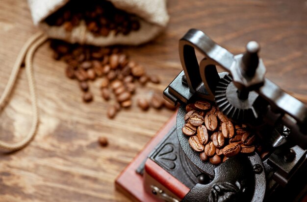 Photo vintage coffee grinder and coffee beans in burlap