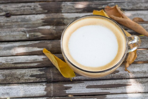 Foto caffè vintage su un tavolo di legno