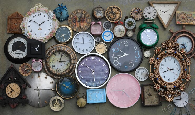 vintage collectie muurklokken en wekkerklokken