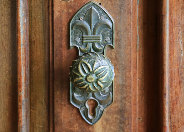 Manopola decorativa d'annata sulla porta di legno marrone, chachapoyas, perù del nord