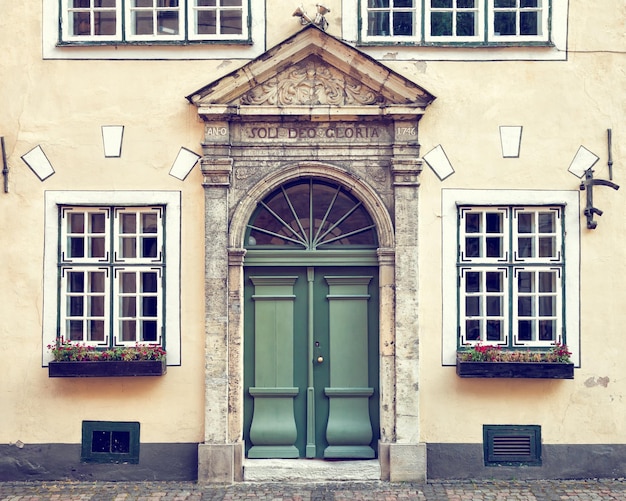 Vintage deur op een middeleeuwse gevel in de oude stad van Riga, Letland