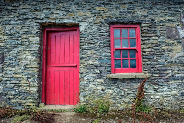 아일랜드의 오래된 오두막 외관에 있는 빈티지 문과 창문