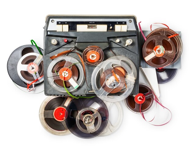 Vintage draagbare bandrecorder en audio haspels collectie. Objecten groep geïsoleerd op een witte achtergrond met uitknippad. Retro-technologie