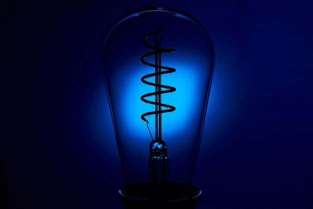 Винтажная лампочка Эдисона на синем фоне