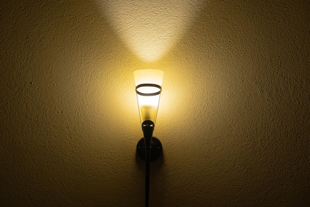 Foto vintage elektrische lamp met een retrostijl kap verlicht een oude bakstenen muurzolder