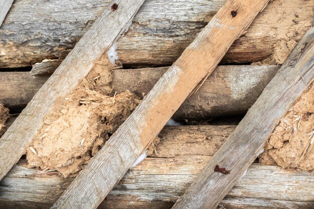 Vintage en oude rustieke omheining met hout en klei Hoge gedetailleerde achtergrondfoto